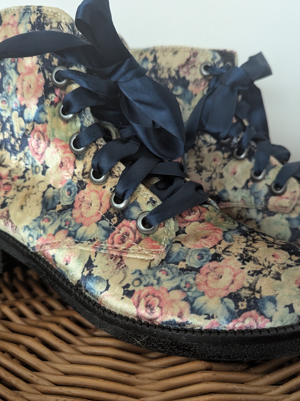 Dirty Laundry Floral Lace-Up Boots w/Navy Blue Satin Laces - Women US8.5 EU39